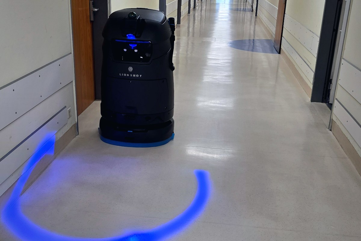 Reinigungsroboter im Klinikflur