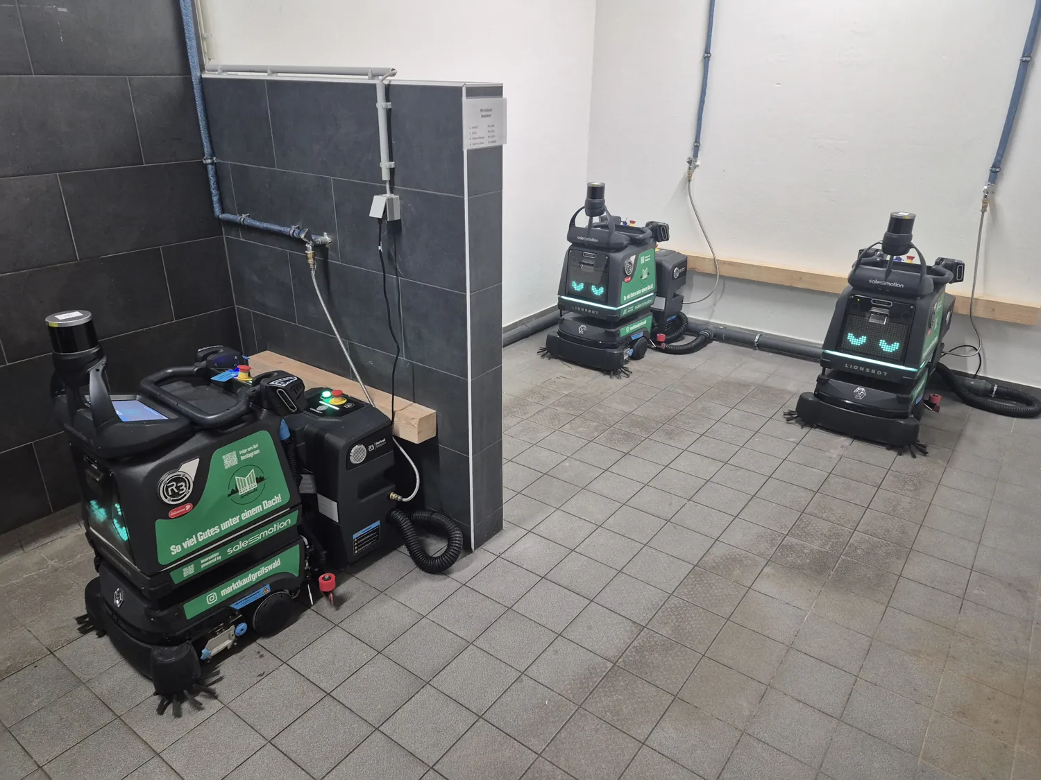 Drei LionsBot R3 Scrub Pro als Reinigungsflotte im SB-Warenhaus